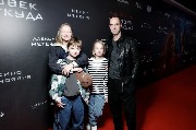 актеры Екатерина Вилкова и Илья Любимов с детьми
