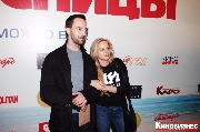 актер Илья Любимов с гостьей премьеры