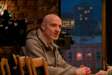 Завершились съемки драмеди режиссера Виктора Шамирова «Меньшее зло» Завершились съемки драмеди режиссера Виктора Шамирова «Меньшее зло»