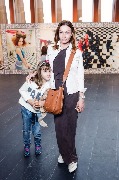 Alisa v Zazerkalye_Moscow Premiere_Evgenia Popova-Yakovleva s docheru_1_новый размер