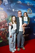 Алексей Серебряков с внуками