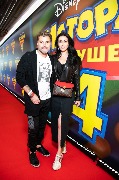 Istoriya igrushek 4_Moscow premiere_Oleg Roy s suprugoy_новый размер