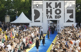 В Сочи открылся российский кинофестиваль "Кинотавр" В Сочи открылся российский кинофестиваль "Кинотавр"
