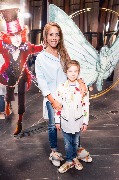 Alisa v Zazerkalye_Moscow Premiere_Yulia Baranovskya s docheru_1_новый размер