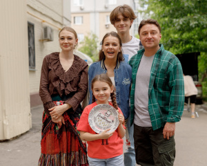 Кинокомпания «Наше кино» начала съемки комедии «Семейный призрак» с Максимом Лагашкиным, Оксаной Акиньшиной и Никитой Кологривым Кинокомпания «Наше кино» начала съемки комедии «Семейный призрак» с Максимом Лагашкиным, Оксаной Акиньшиной и Никитой Кологривым
