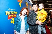Istoriya igrushek 4_Moscow premiere_Yan Yanovsky s suprugoy i synom_новый размер