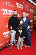 Олег Ледвич с дочкой Аней и Василий Галич с внуком Леоном