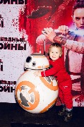 ZV.Poslednie dzhedai_Moscow premiere_BB8 i gost premiery_1_новый размер