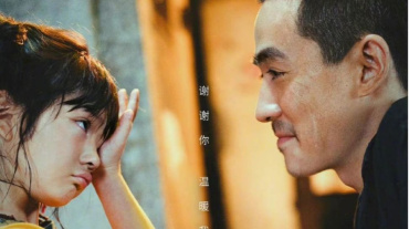Идущая с отличным сарафаном драма "Зажигая звёзды" продолжает лидировать в Китае