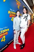 Istoriya igrushek 4_Moscow premiere_Alika Smekhova s synom_новый размер