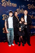 Евгения и Вячеслав Муруговы с детьми