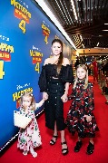 Istoriya igrushek 4_Moscow premiere_Valeriya Kozhevnikova s dochermi_новый размер