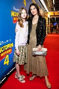Istoriya igrushek 4_Moscow premiere_Olga Ushakova s docheryu_новый размер