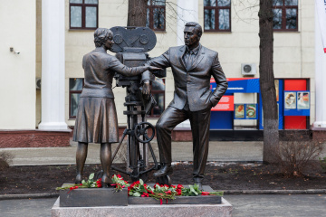 На Киностудии Горького открыли скульптурную композицию в память о создателях фильма «Семнадцать мгновений весны»
