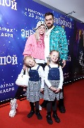 Елена Сажина и Артем Кухтеев с дочками