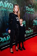 Raya i posledniy drakon_Moscow premiere_Svetlana Ivanova s docheryu_1