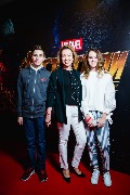 Mstiteli_Voyna beskonechnosti_Moscow premiere_Oksana Barkovskaya s detmi_1_новый размер