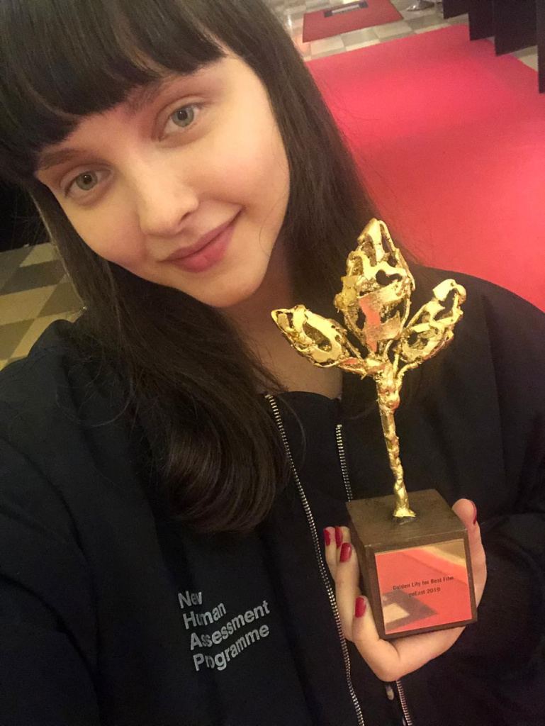 GoEast_ Арина Шевцова с призом за лучший фильм_Кислота_ режиссер Александр Горчилин.JPG