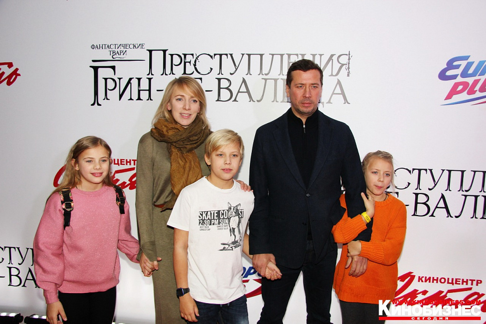 актер Андрей Мерзликин с семьей