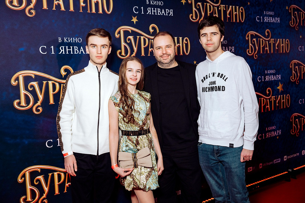 Сценарист Андрей Золотарев с детьми