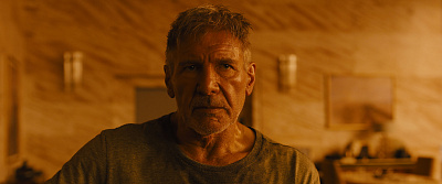 6/12  - Кадры из фильма: БЕГУЩИЙ ПО ЛЕЗВИЮ 2049